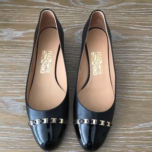 Salvatore Ferragamo chain logo black pumps